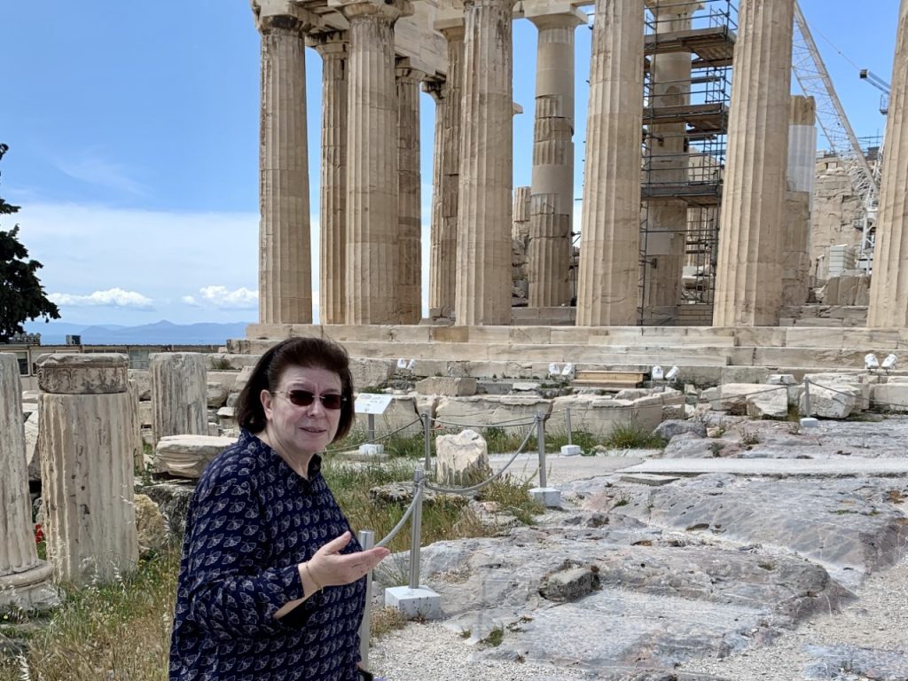 Λ.Μενδώνη: Αφού έκανε την Ακρόπολη γιαπί τώρα… λέει «ναι» και σε επιδείξεις μόδας! (βίντεο)