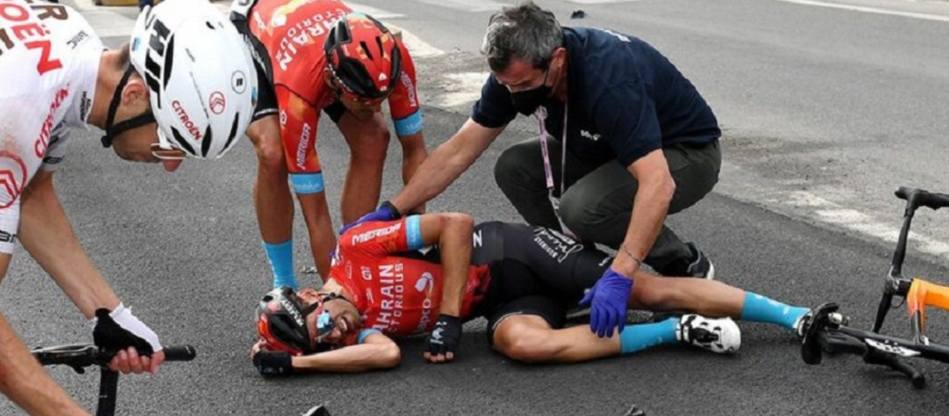 Από θαύμα γλύτωσε ποδηλάτης στον Γύρο της Ιταλίας – Τον χτύπησε συνοδευτικό ποδήλατο (βίντεο)