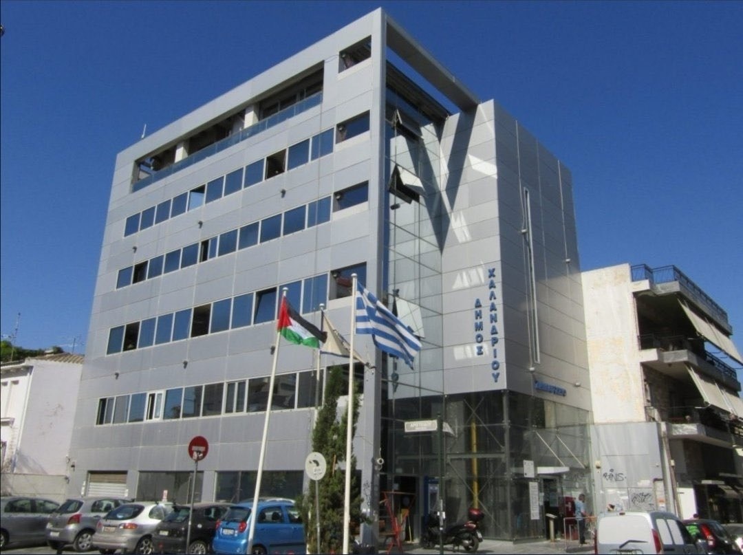 Ο Δήμος Χαλανδρίου ύψωσε την παλαιστινιακή σημαία στο δημαρχείο – Πολλές αντιδράσεις (φώτο)