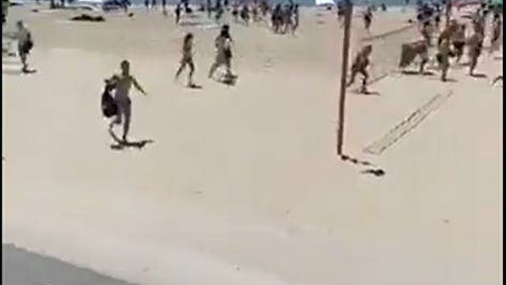 Σοκαριστικά πλάνα: Λουόμενοι στο Τελ Αβίβ τρέχουν να σωθούν ενώ ηχούν οι σειρήνες (βίντεο)