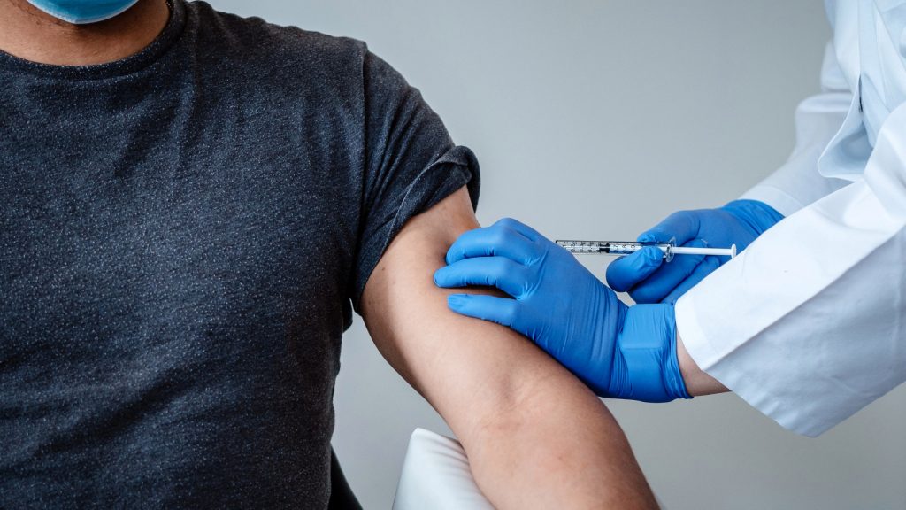 Εμβόλιο Pfizer: Εντοπισμός νέας παρενέργειας – Πως συνδέεται ακόμα και με το πρήξιμο στο πρόσωπο
