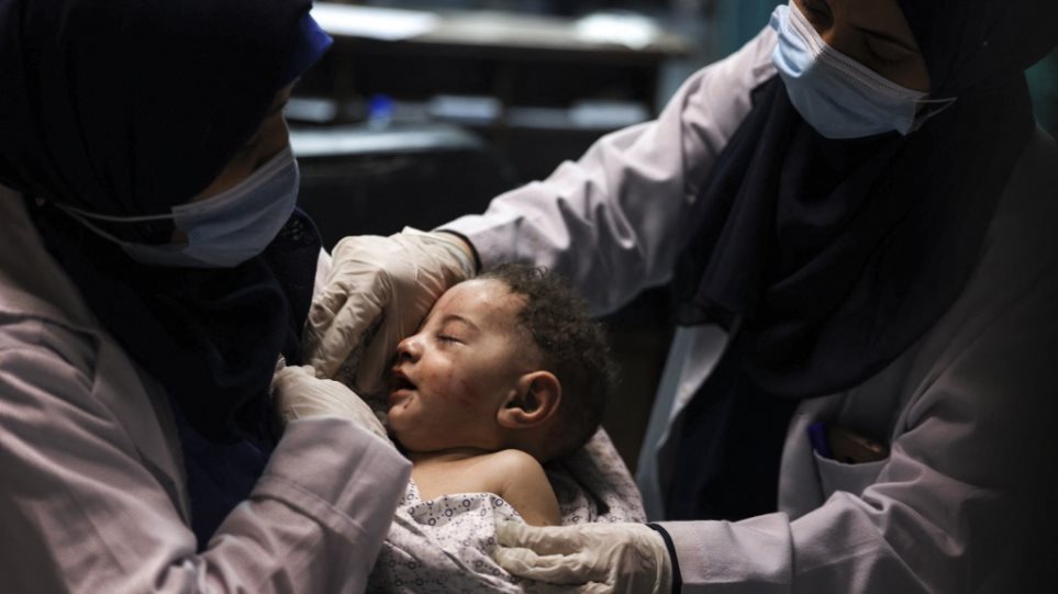 Βομβαρδισμοί στη Γάζα: Μωράκι 5 μηνών ανασύρθηκε ζωντανό μέσα από τα ερείπια (φώτο-βίντεο)