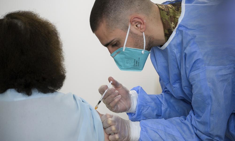 Πανευρωπαϊκή έρευνα με διχασμένους πολίτες για τα εμβόλια – Προβληματισμός για τις θρομβώσεις