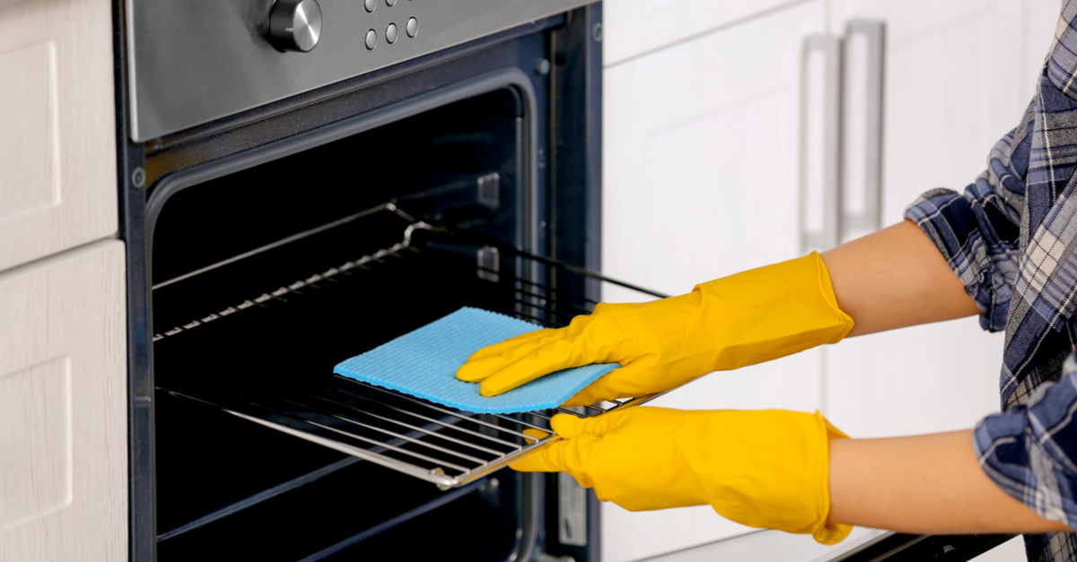 Με αυτό το υλικό θα καθαρίσετε εύκολα και γρήγορα τον φούρνο σας