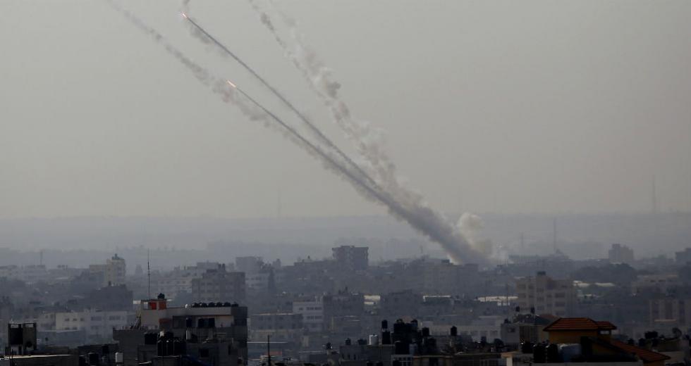 Λωρίδα της Γάζας: Mεγάλη πυρκαγιά από ρουκέτα της Χαμάς που έπληξε την Ισραηλινή πόλη Ασντότ