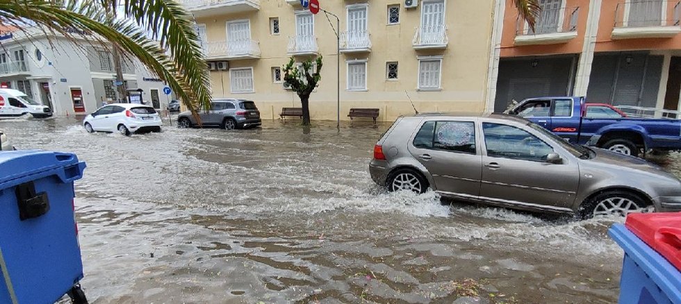 «Άνοιξαν» οι ουρανοί στην Κεφαλονιά: Πλημμύρισαν οι δρόμοι – Αεροπλάνο δεν κατάφερε να προσγειωθεί (φωτο – βίντεο)