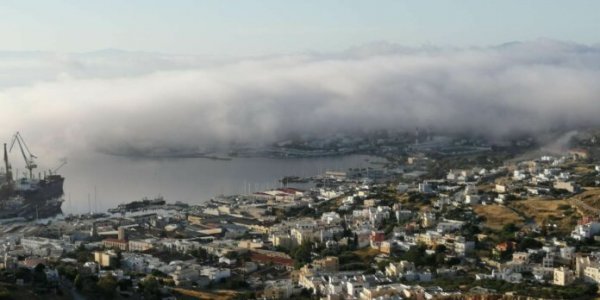 Μετά τη Τήνο & τη Μύκονο ο «θαλάσσιος καπνός» σκέπασε και τη Σύρο (φώτο)