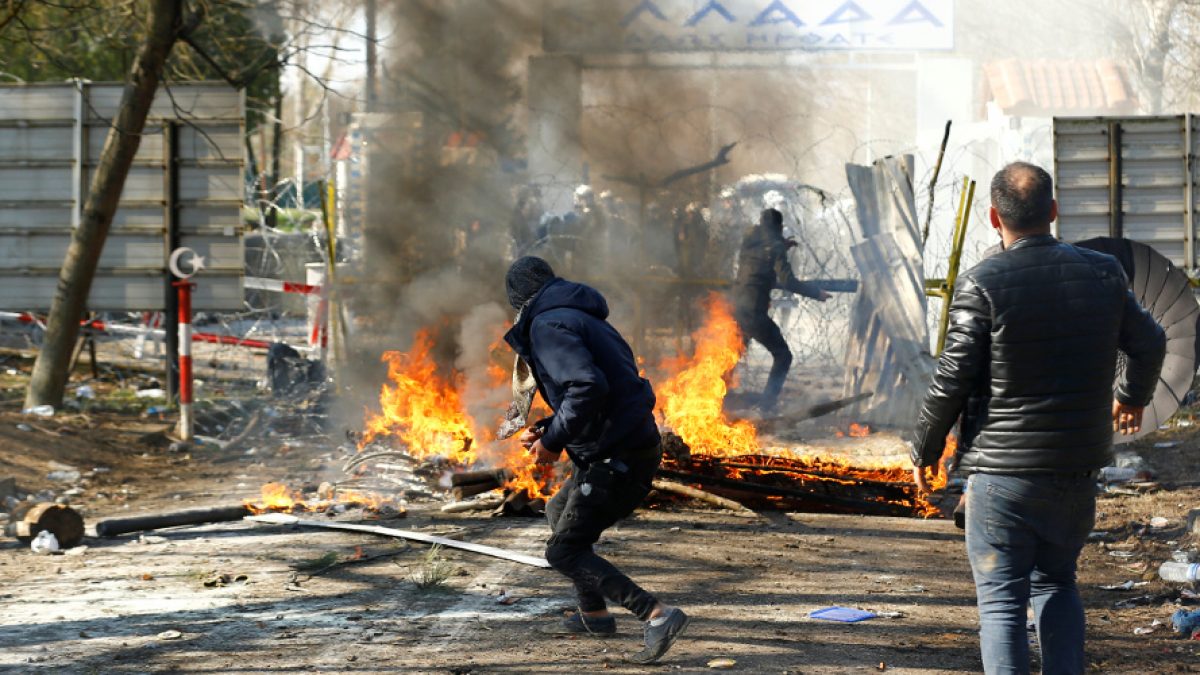 «Κατατρεγμένοι» για την ΠτΔ Α.Σακελαροπούλου οι αλλοδαποί που επιχείρησαν να εισβάλλουν στην Ελλάδα το Μάρτιο του 2020