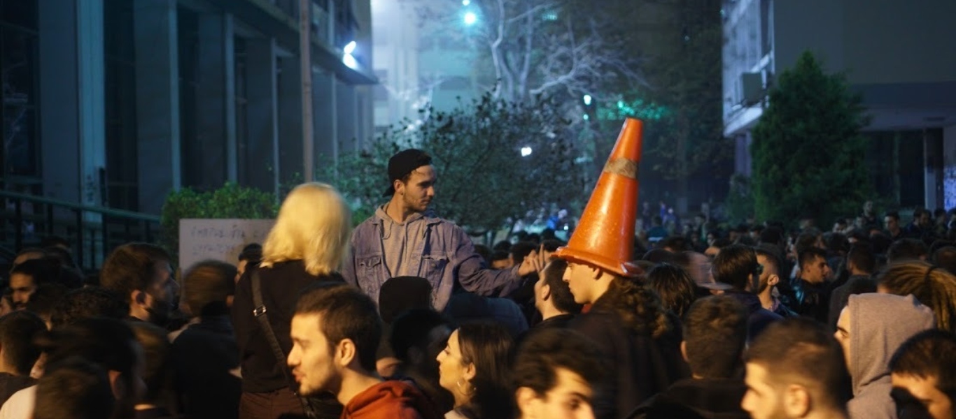 Η νεολαία γλέντησε στην Θεσσαλονίκη – Στήθηκε πάρτι με DJ στο ΑΠΘ