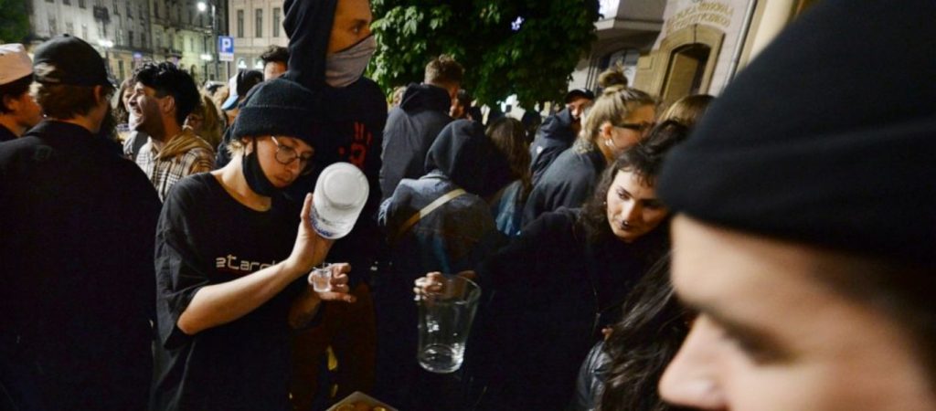 Πολωνία: Γιόρτασαν με την ψυχή τους το άνοιγμα των μπαρ – Θύμισε κάτι από… Πρωτοχρονιά
