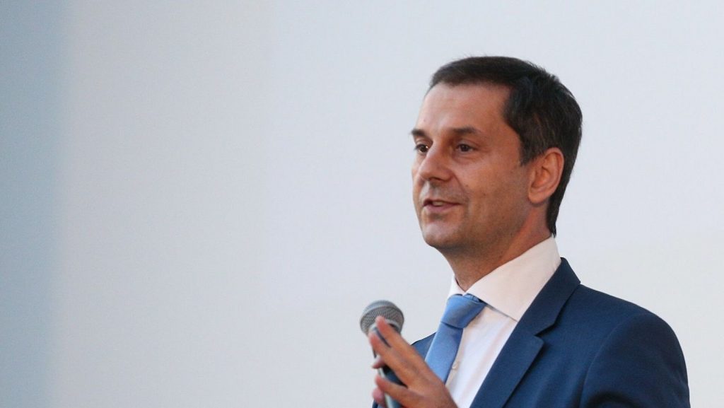 Το δις εξαμαρτείν… για τον Χ.Θεοχάρη – Δεν του «βγαίνει» με τους Βρετανούς δημοσιογράφους (βίντεο)