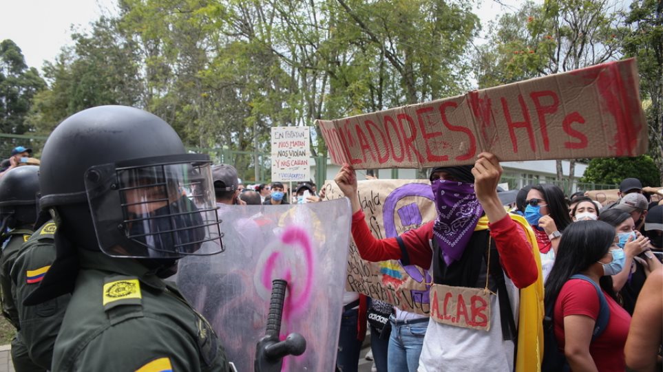 Φονικές διαδηλώσεις στην Κολομβία μετά την αυτοκτονία 15χρονης – 42 νεκροί στις συγκρούσεις με την αστυνομία (βίντεο)