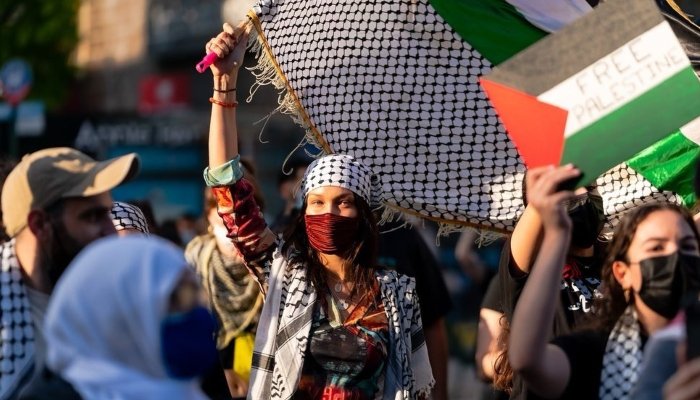 Μπέλα Χαντίντ: Το διάσημο μοντέλο σε πορεία υπέρ της Παλαιστίνης (βίντεο)