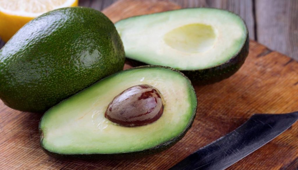 Αυτός είναι ο πιο εύκολος τρόπος για να βγάλετε το κουκούτσι από το αβοκάντο (βίντεο)
