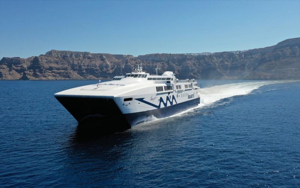 Σαντορίνη: Προσωρινό απαγορευτικό απόπλου στο ταχύπλοο «POWER JET» λόγω εισροής υδάτων
