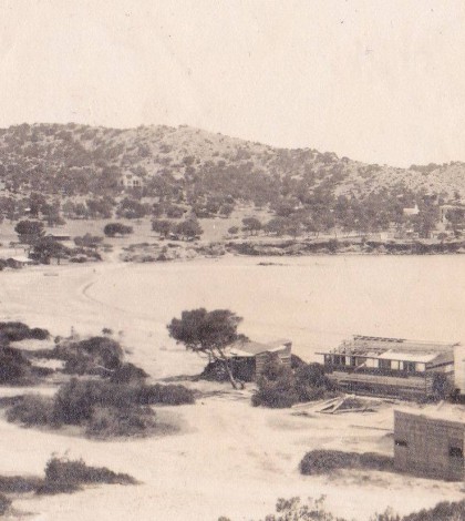 Ταξίδι στο χρόνο – Βουλιαγμένη 1928: Όταν η κοσμική παραλία της Αθήνας ήταν άδεια και ήρεμη (φώτο)