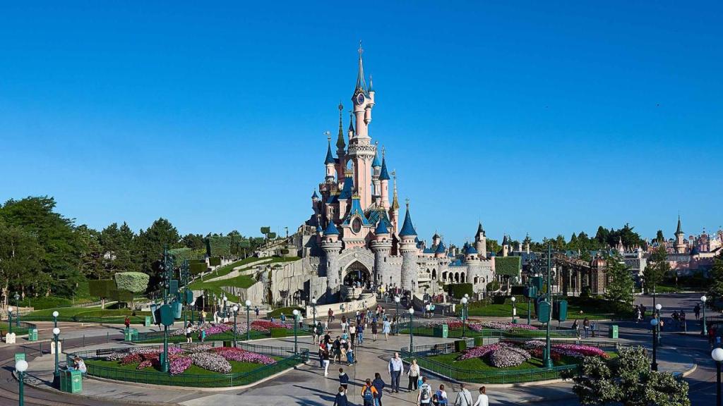 Παρίσι: Η Disneyland ανοίγει και πάλι τις πόρτες της – Είχε κλείσει στις 30 Οκτωβρίου