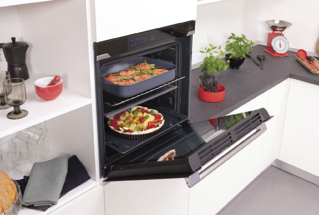 Με αυτό το κόλπο θα μαγειρεύετε δύο φαγητά μαζί στο φούρνο