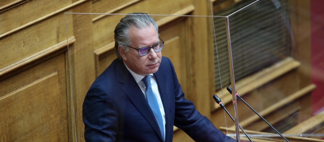 O Γ.Κουμουτσάκος ισχυρίζεται ότι δεν γνώριζε ότι προσέλαβαν τη σύζυγό του στη Βουλή!