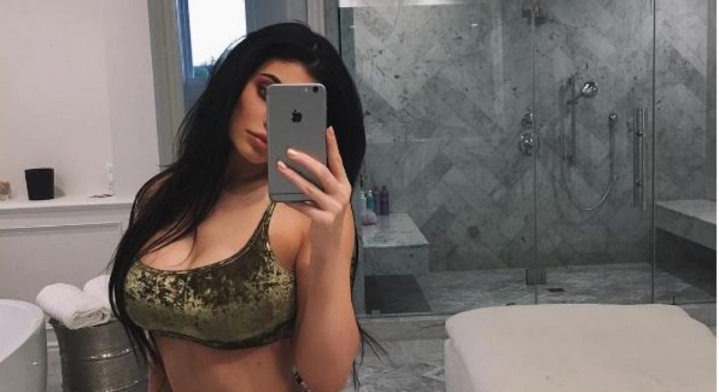 «Μπόμπα» το ντεκολτέ της Κάιλι Τζένερ – «Απόψε κάνεις μπαμ» (φωτό)