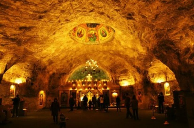 Ο εντυπωσιακός υπόγειος ναός της Αγίας Βαρβάρας φτιαγμένος από αλάτι 240 μέτρα κάτω από τη γη!