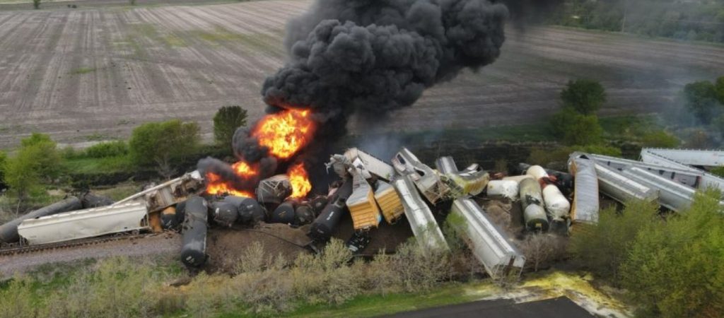 ΗΠΑ: Τρένο που μεταφέρει επικίνδυνα υλικά εκτροχιάστηκε και πήρε φωτιά