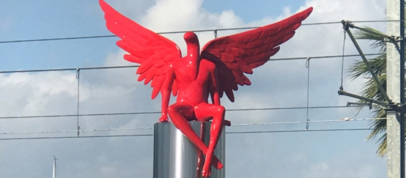 Απέκτησε τον δικό της… έκπτωτο άγγελο και η Θεσσαλονίκη (φώτο)