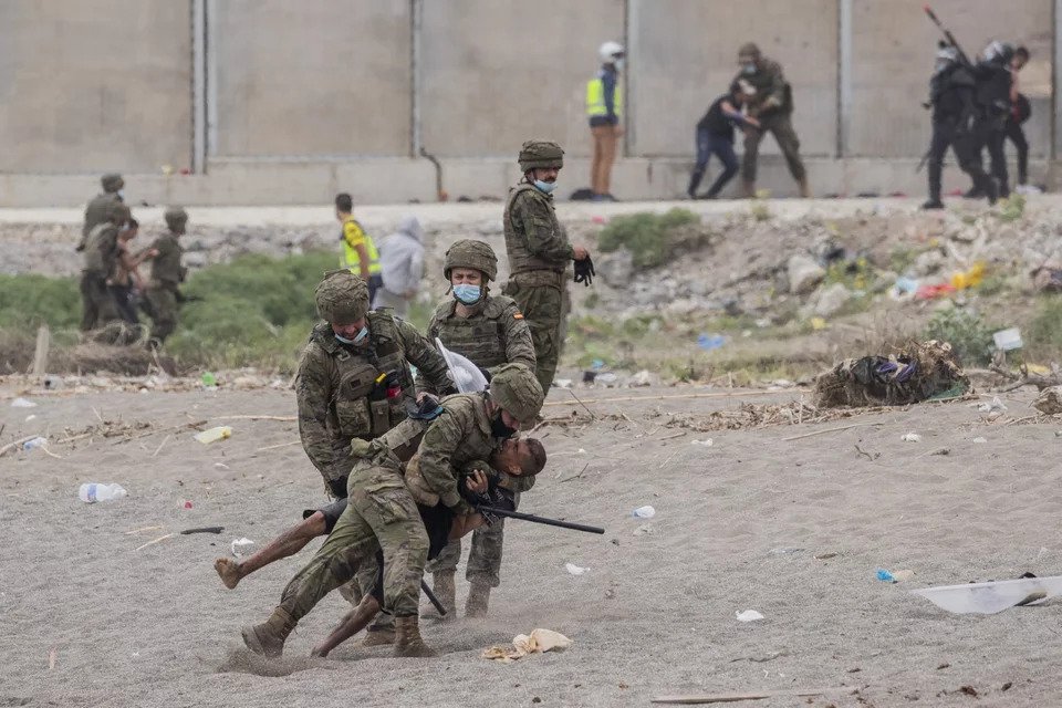 Ισπανία: Σε κατάσταση ανάγκης λόγω παράνομων μεταναστών η Θέουτα – Κινητοποιήθηκε ο Στρατός