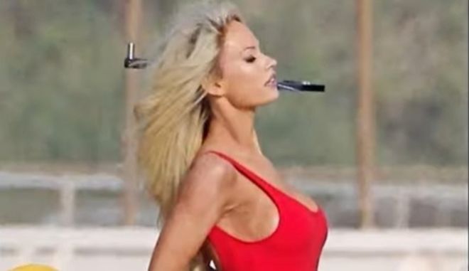 Η «σωσίας» της Πάμελα φόρεσε το μαγιό του Baywatch και προκάλεσε «ταραχή» στην παραλία (φωτό)