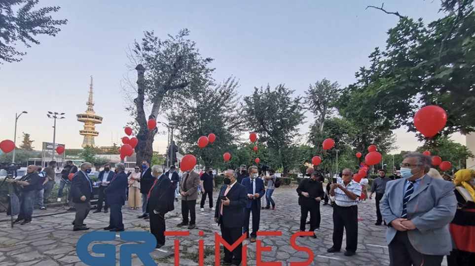 Γενοκτονία των Ποντίων: Κόκκινα μπαλόνια και αναμμένα κεριά στη Θεσσαλονίκη (φωτό, βίντεο)