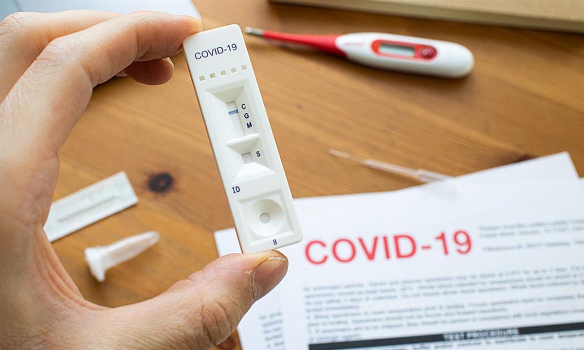 Περικοπές (και) στα self test κάνει η κυβέρνηση: Ένα και όχι δύο θα κάνουν πλέον οι εργαζόμενοι