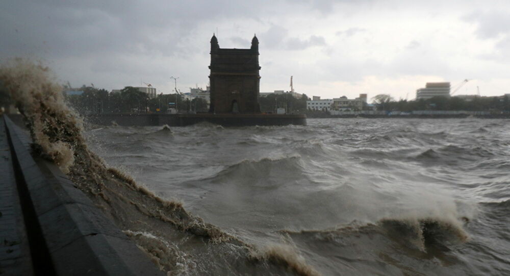 Ινδία: Τρομακτικές σκηνές από το πέρασμα του κυκλώνα Τόκτε (βίντεο)