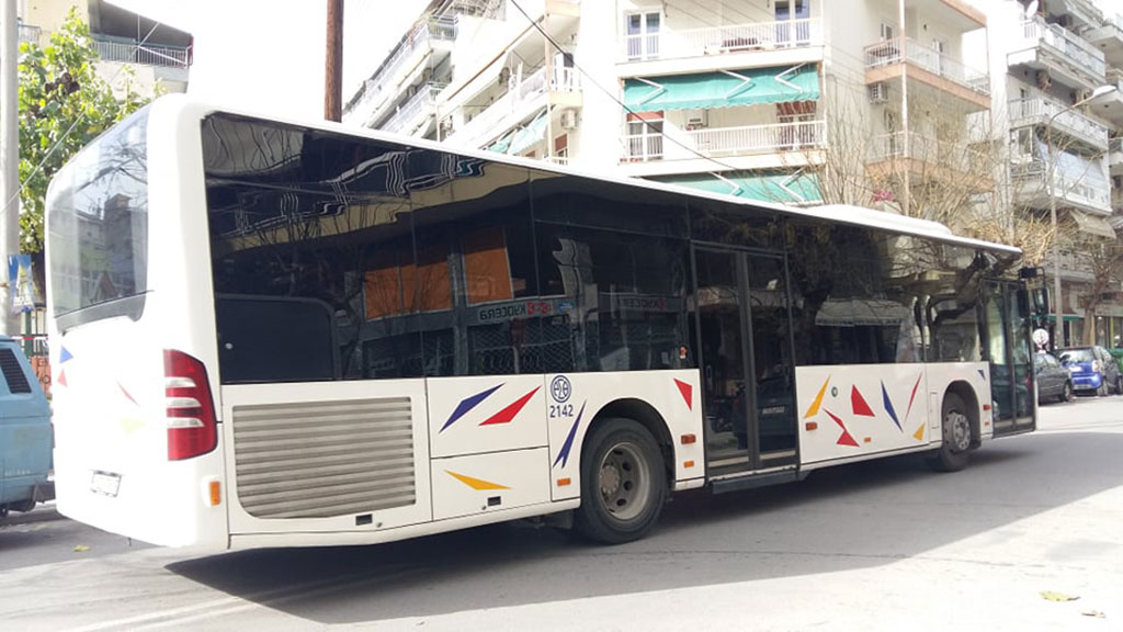 Σοκαριστικές σκηνές σε λεωφορείο του ΟΑΣΘ: Nεαρός ξυλοκοπεί ηλικιωμένο (βίντεο)