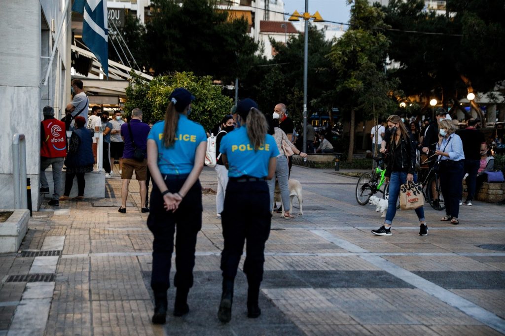 Στο «κυνήγι» των πολιτών: «Κανονικότητα» με τοπικά lockdown και υποχρεωτική μασκοφορία με καύσωνα