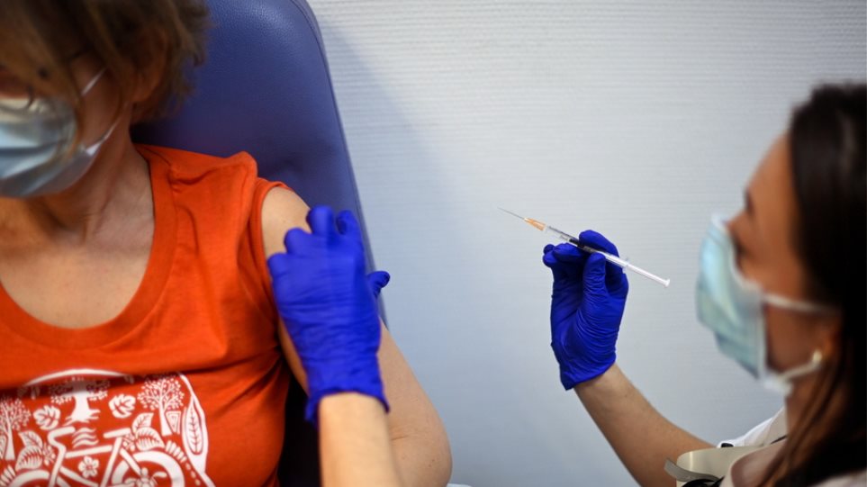 Η Γαλλία ανοίγει τα εμβόλια για όλες τις ηλικίες – Προσπάθειες να «βγουν» οι αριθμοί