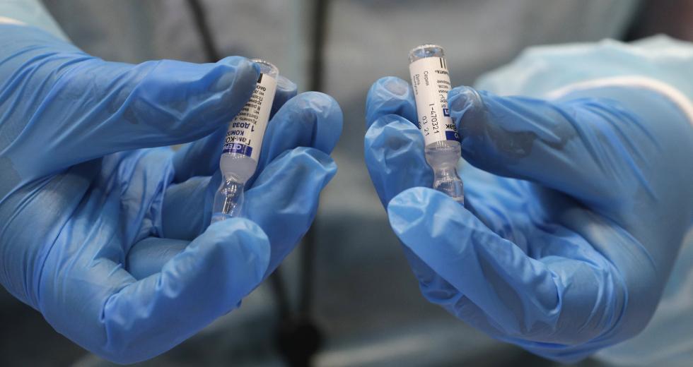 Από αύριο ανοίγουν τα ραντεβού με όλα τα εμβόλια για τους 40-44
