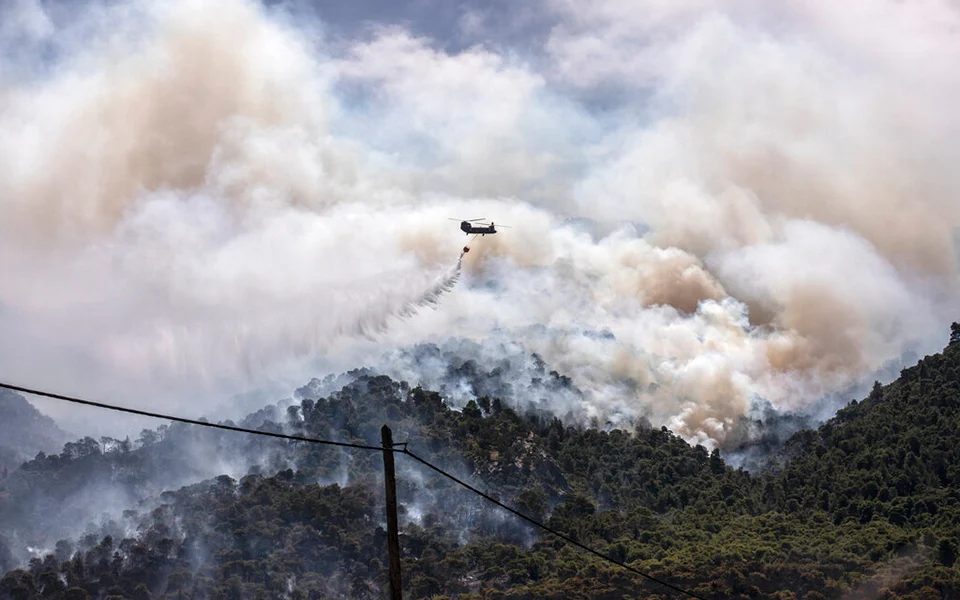 Ο ΣΥΡΙΖΑ κανονιοβολεί την κυβέρνηση για ανικανότητα αντιμετώπισης της πυρκαγιάς και το τοξικό νέφος