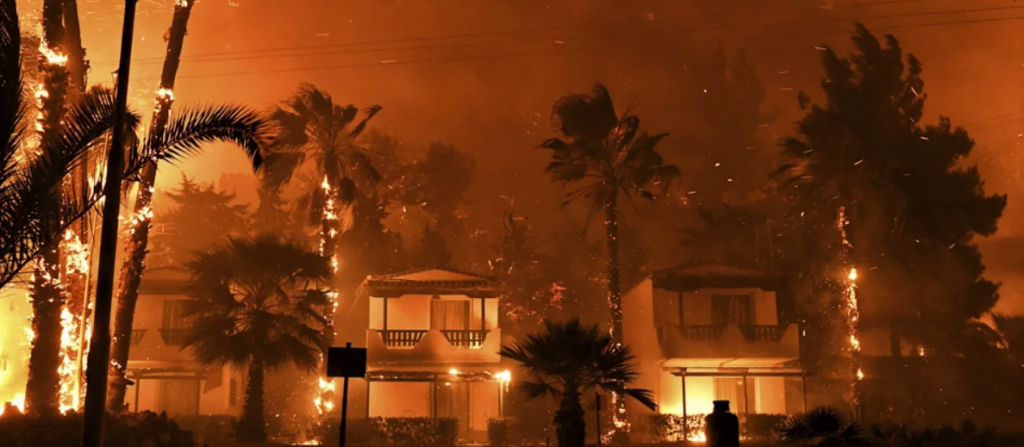 Απίστευτη πύρινη καταστροφή δίπλα από την βάση των πυροσβεστικών α/φ – Τοξικό νέφος «πνίγει» Αττική & Κορινθία!