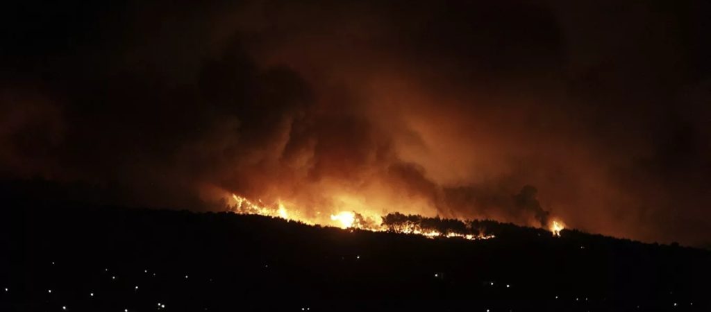 Ολονύχτια «μάχη» με τις φλόγες σε Αττική και Κορινθία – Επιχειρούν εθελοντές και στρατιώτες – Πύρινος κλοιός στα Μέγαρα