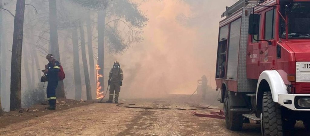 Εκτός ελέγχου η φωτιά στην περιοχή Κοκκιναρέα – Αποχώρησε η πυροσβεστική – Ο στρατός απεγκλωβίζει άτομα με αναπηρία