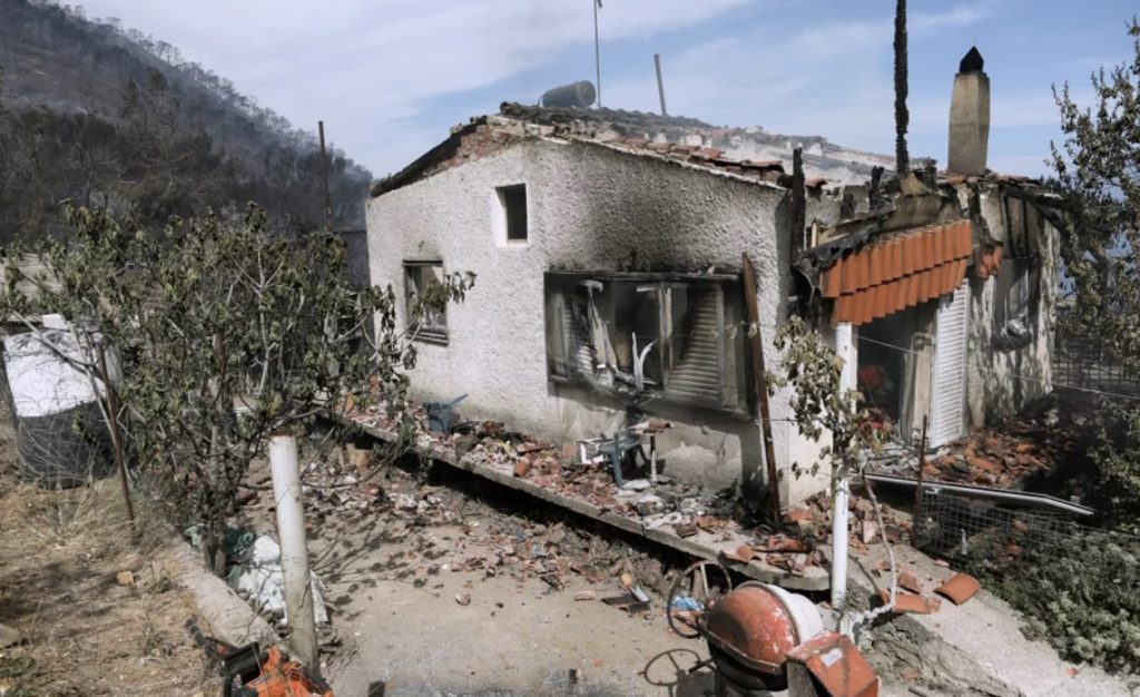 Πυρκαγιά στην Κορινθία: Κάηκαν σπίτια στον οικισμό Σχίνο – Μεγάλες καταστροφές (φωτο)