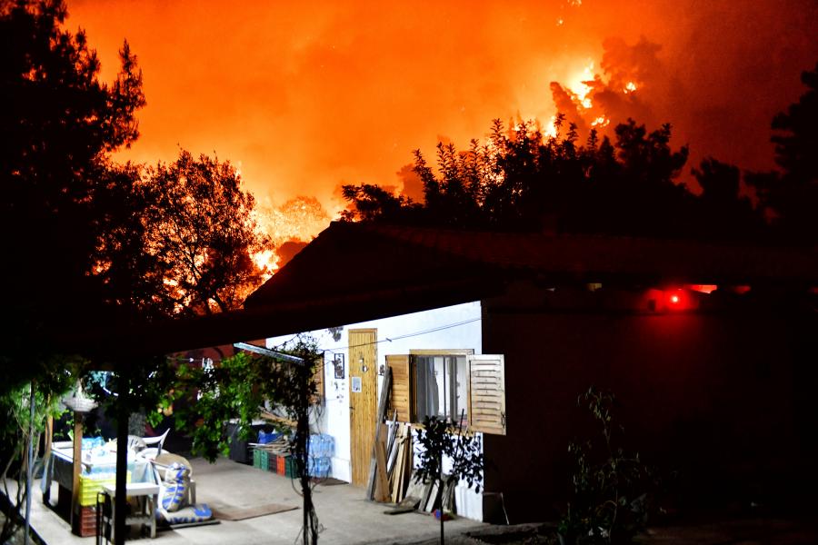 Φωτιά στην Κορινθία: Εκκενώνονται ακόμη 4 οικισμοί – Πνίγηκε η Αττική από τον καπνό (upd-βίντεο)