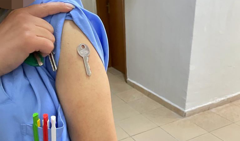 Εικόνες σοκ: Εμβολιασμένοι κατά του κορωνοϊού μαγνητίζουν αντικείμενα – Τι συμβαίνει; (βίντεο)