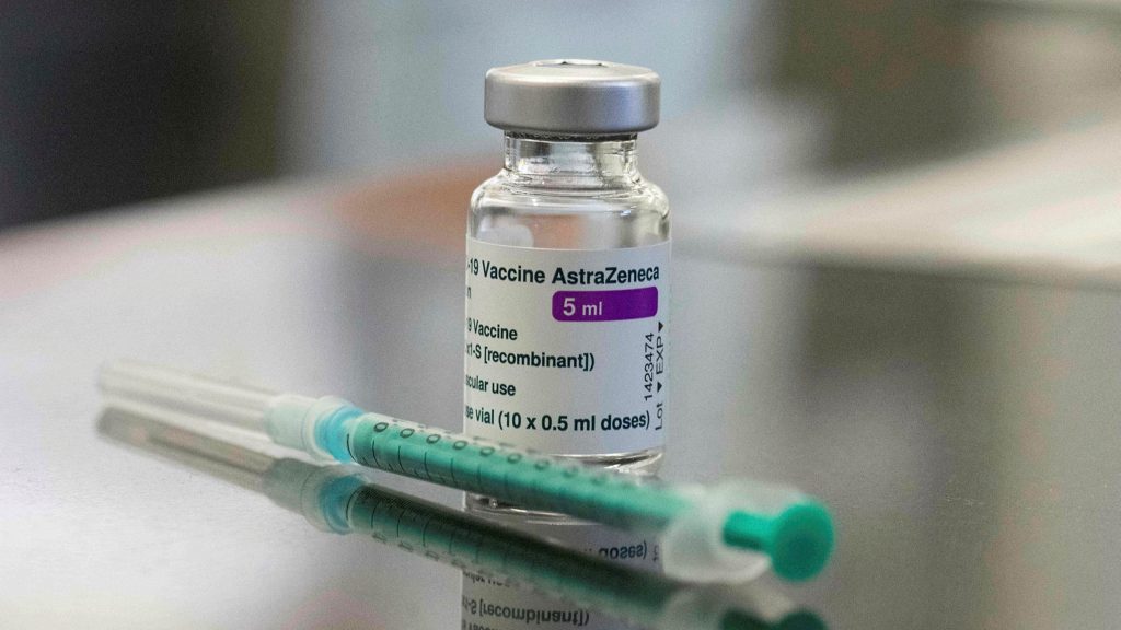 AstraZeneca – Ξεσπά η μητέρα της 44χρονης που εμφάνισε θρομβώσεις: «Θέλω το παιδί μου όπως ήταν πριν κάνει το εμβόλιο»