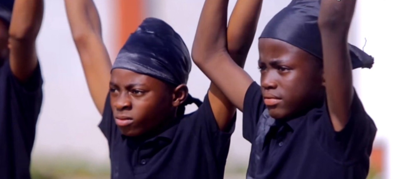 Συγκινητική στιγμή στην Γκάνα – Παιδιά χορεύουν Πυρρίχιο για να τιμήσουν την Ποντιακή Γενοκτονία (βίντεο)