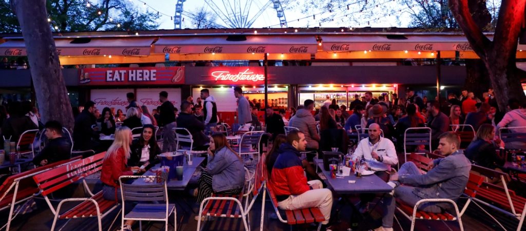 Ουγγαρία: Οι πολίτες «αποχαιρετούν» μια για πάντα τις μάσκες το Σαββατοκύριακο