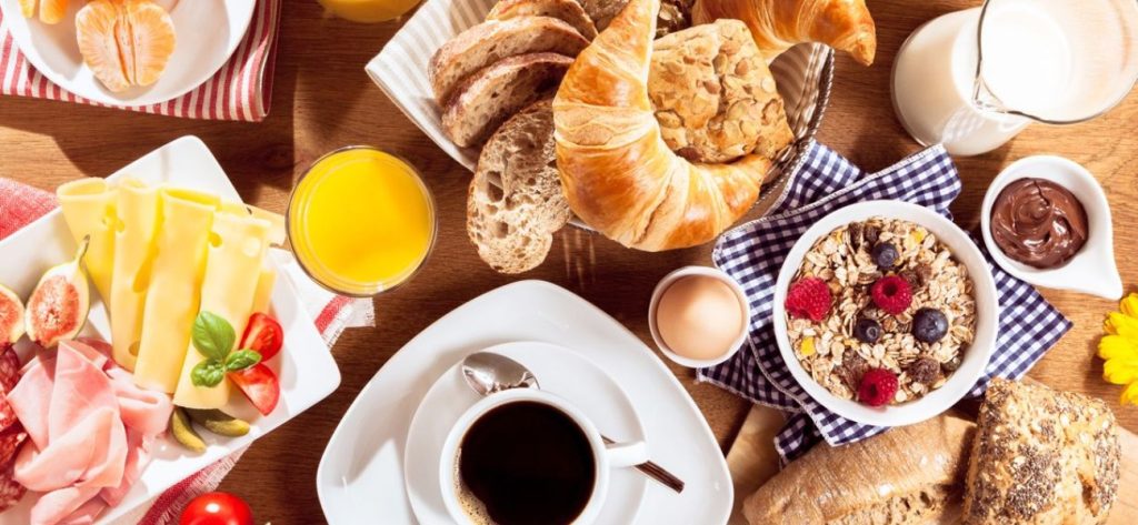 To υγιεινό πρωινό αναζωογονεί τον εγκέφαλό σας και αυξάνει την παραγωγικότητα