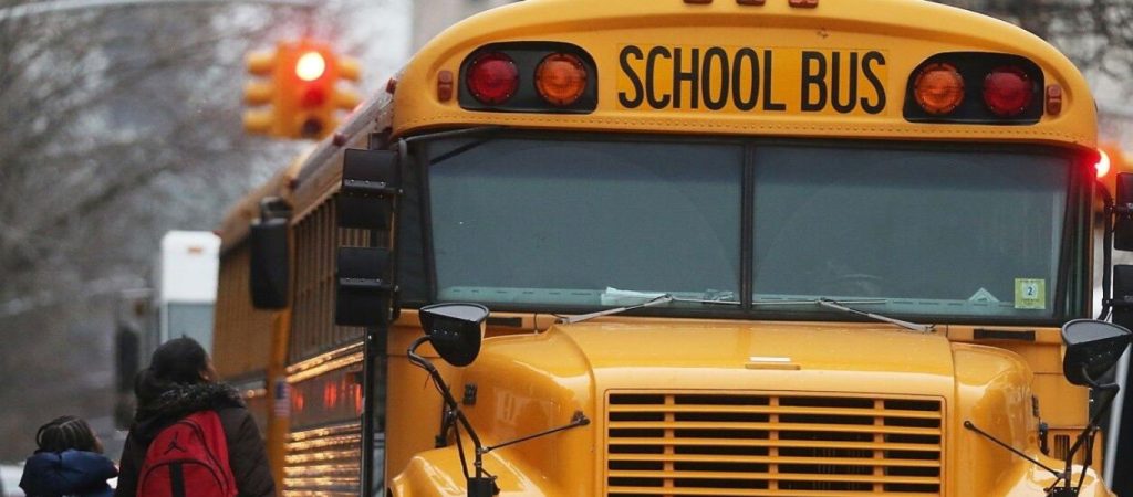 Σοκαριστικό περιστατικό στις ΗΠΑ – Οδηγός σχολικού ξυλοκόπησε 10χρονο κορίτσι επειδή δεν φόρεσε μάσκα (βίντεο)