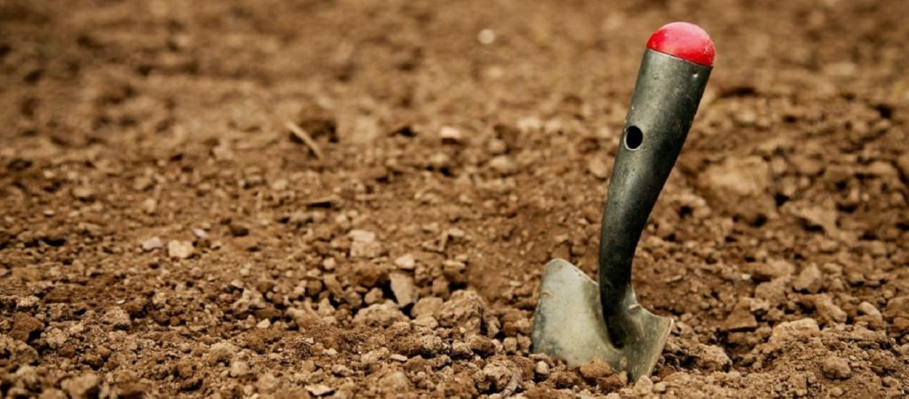 Άνδρας έσκαβε στον κήπο και έπεσε πάνω σε απίθανο εύρημα – Εντόπισε 100 βόμβες από τον Β’ Παγκόσμιο Πόλεμο (φώτο)