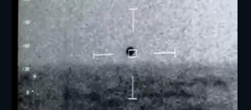 Νέο βίντεο δείχνει ένα UFO να εξαφανίζεται στη θάλασσα – Το σχόλιο από το Πεντάγωνο (βίντεο)